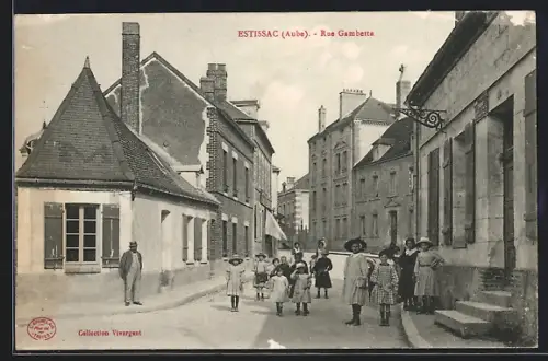AK Estissac /Aube, Rue Gambetta avec enfants et adultes dans la rue