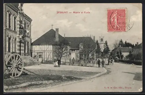 AK Jeugny, Mairie et école avec des habitants sur la place
