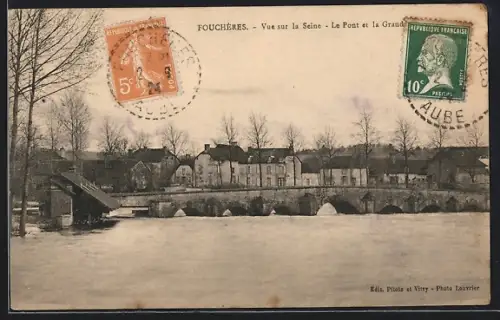 AK Fouchères, Vue sur la Seine: Le Pont et la Grande Rue