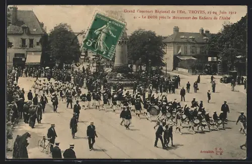 AK Troyes, Le Défilé près le Monument des Enfants de l`Aube
