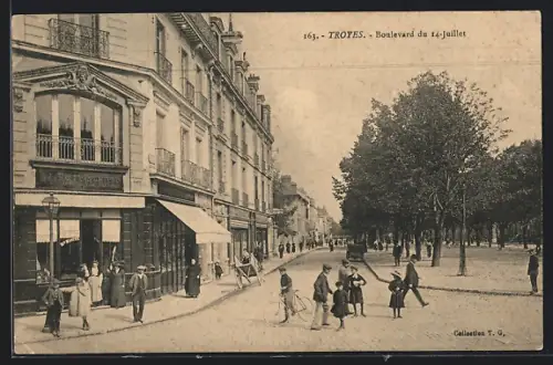 AK Troyes, Boulevard du 14 Juillet avec passants et arbres