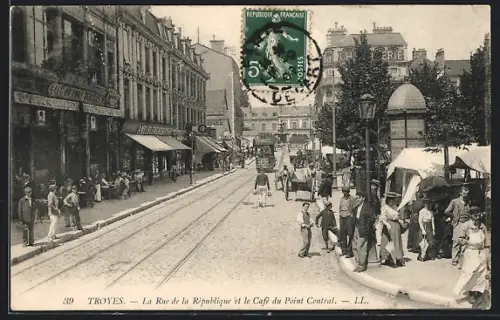 AK Troyes, La Rue de la République et le Café du Point Central