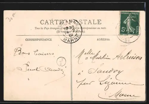 AK Villenauxe, Hôtel-de-Ville avec enfants jouant devant le bâtiment