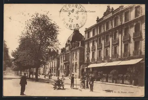 AK Troyes, Boulevard Carnot avec passants et bâtiments élégants
