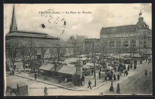 AK Troyes /Aube, La Place du Marché animée avec étals et passants