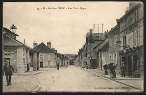 AK Bar-sur-Seine, Rue Victor Hugo animée avec des passants et facades de magasins