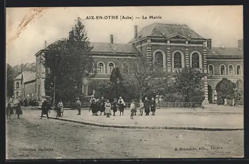 AK Aix-en-Othe /Aube, La Mairie et la place animée avec des passants