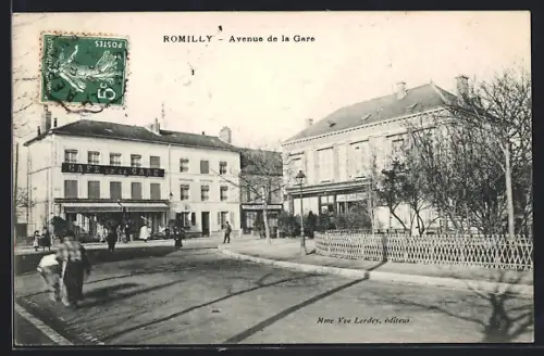 AK Romilly, Avenue de la Gare avec café et passants