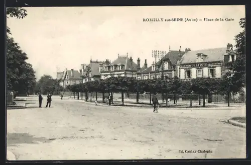 AK Romilly-sur-Seine /Aube, Place de la Gare avec bâtiments et arbres en perspective