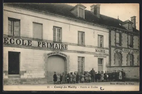 AK Camp de Mailly, Mairie et Écoles avec élèves devant le bâtiment