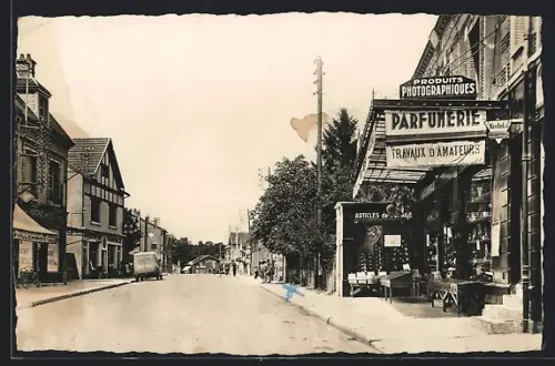 AK Mailly-le-Camp, Entrée du camp et commerces de la rue principale