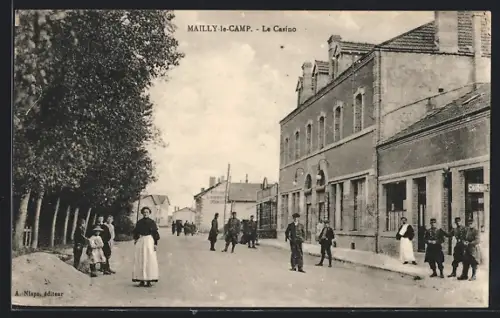 AK Mailly-le-Camp, Le Casino et passants sur la rue principale
