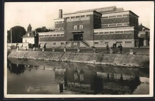 AK Troyes, La piscine au bord de l`eau avec promeneurs