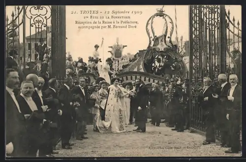 AK Troyes, Réception de la Reine à la Préfecture, accompagnée par M. Fernand Doré