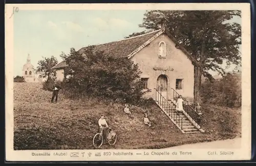 AK Dienville /Aube, La Chapelle du Tertre et habitants devant l`église