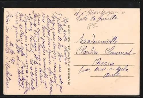 AK Dienville /Aube, La Chapelle du Tertre et habitants devant l`église