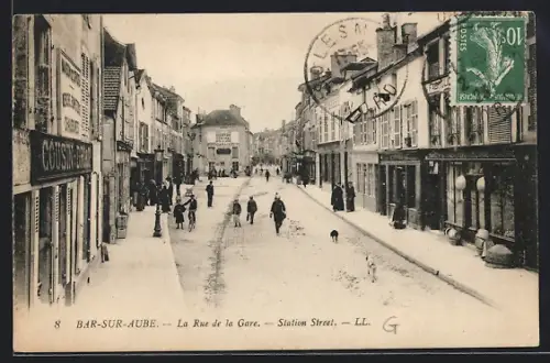 AK Bar-sur-Aube, La Rue de la Gare avec passants et bâtiments historiques