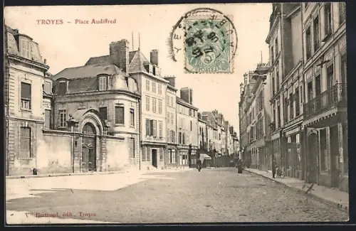 AK Troyes, Place Audiffred avec bâtiments historiques et rue pavée