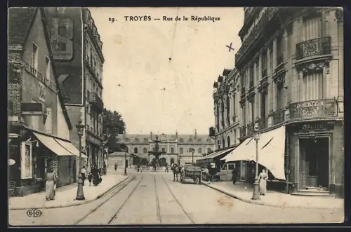AK Troyes, Rue de la République avec scène de rue animée et présence de tramway