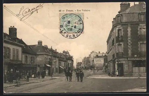AK Troyes, Rue Voltaire animée avec passants et bâtiments historiques
