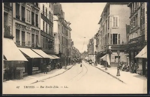 AK Troyes, Rue Émile-Zola animée avec commerces et passants