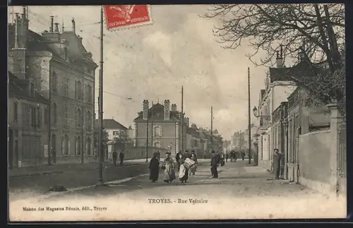 AK Troyes, Rue Voltaire avec passants et bâtiments historiques