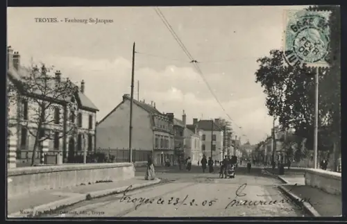 AK Troyes, Faubourg St-Jacques avec passants et bâtiments résidentiels