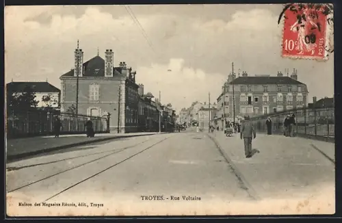AK Troyes, Rue Voltaire avec passants et bâtiments historiques