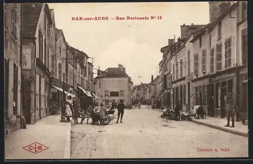 AK Bar-sur-Aube, Rue Nationale No 12 avec des passants et des commerces animés