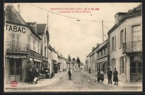 AK Brienne-le-Château /Aube, Grande-Rue de l`École-Militaire avec passants et boutiques