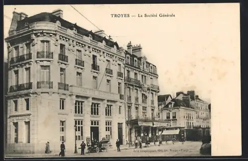 AK Troyes, La Société Générale et une rue animée avec un tramway