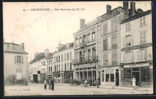 AK Bar-sur-Aube, Rue Nationale avec boutiques et passants