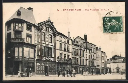 AK Bar-sur-Aube, Rue Nationale avec facades à colombages et passants