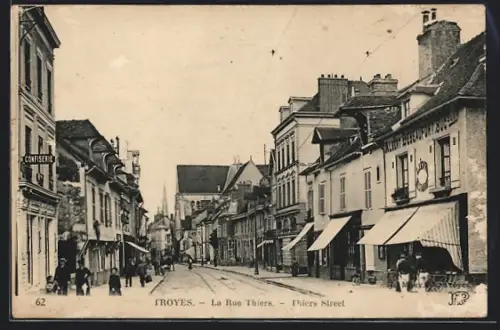 AK Troyes, La Rue Thiers avec boutiques et passants