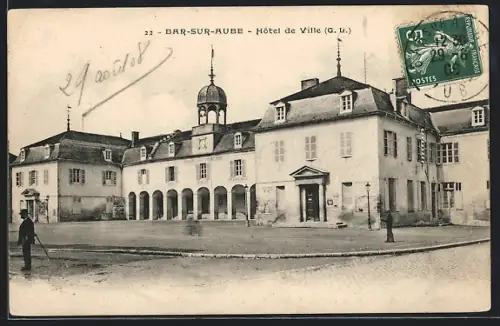AK Bar-sur-Aube, Hôtel de Ville avec place et passants