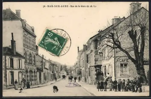 AK Bar-sur-Aube, Rue de la Gare avec passants et café animés