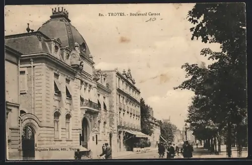AK Troyes, Boulevard Carnot avec bâtiments historiques et passants