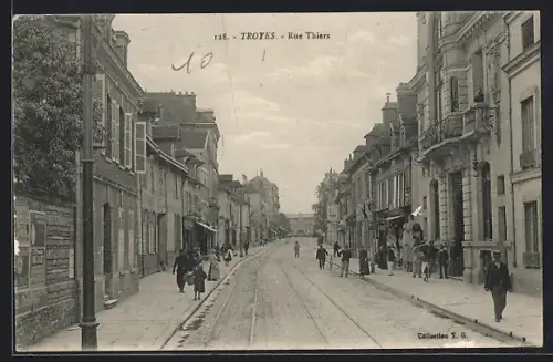 AK Troyes, Rue Thiers avec passants et bâtiments historiques