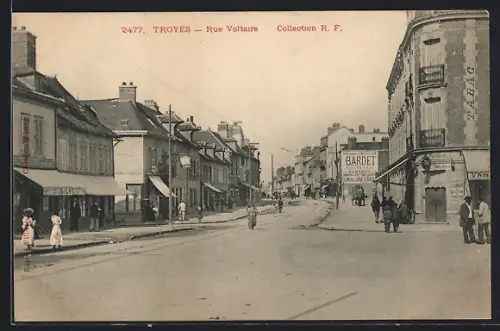 AK Troyes, Rue Voltaire avec commerces et passants