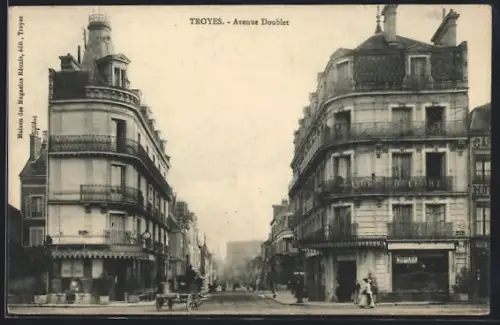 AK Troyes, Avenue Doulcet avec bâtiments historiques