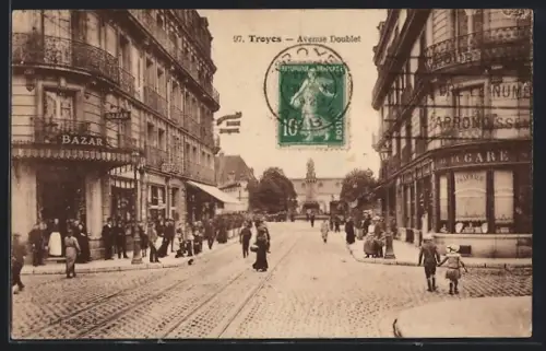 AK Troyes, Avenue Doulcet animée avec piétons et bâtiments commerciaux