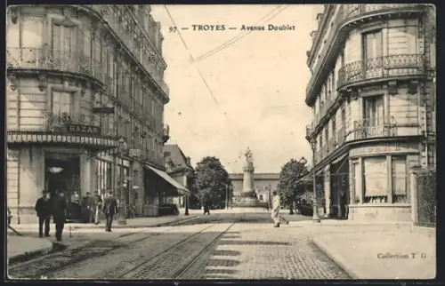 AK Troyes, Avenue Douset avec bâtiments historiques et passants