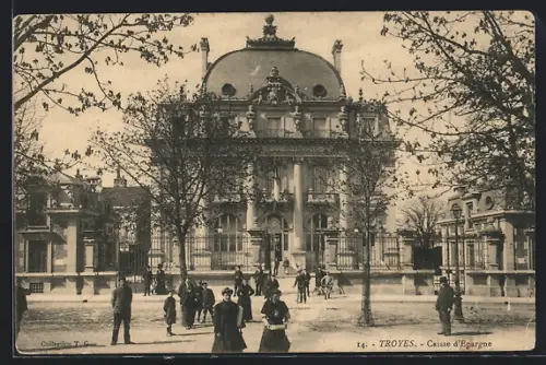 AK Troyes, Caisse d`Épargne avec passants et arbres en avant-plan