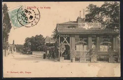AK Troyes /Le Vouldy, Au Chalet du Vouldy et rue animée