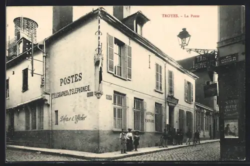 AK Troyes, La Poste et rue animée avec des enfants au coin du bâtiment