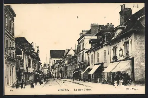 AK Troyes, La Rue Thiers animée avec des boutiques et passants