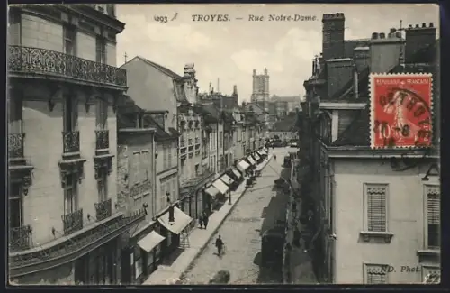 AK Troyes, Rue Notre-Dame animée avec boutiques et passants