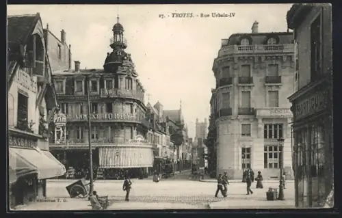 AK Troyes, Rue Urbain-IV avec bâtiments historiques et passants