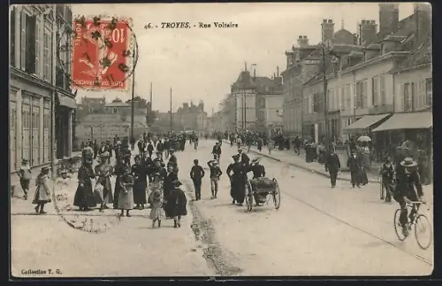AK Troyes, Rue Voltaire animée avec passants et cycliste