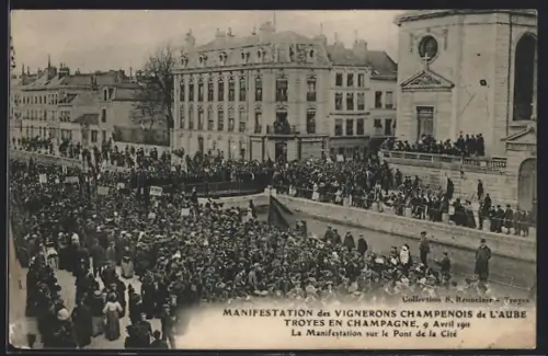 AK Troyes, Manifestation des vignerons champenois sur le Pont de la Cité, 9 avril 1911